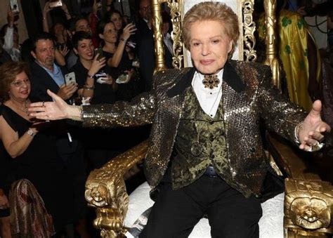 Walter Mercado: Flamboyant TV astrologer adored by millions dies.